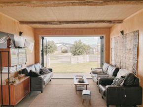 Retro Style Beach Retreat - Matarangi Holiday Unit, Matarangi